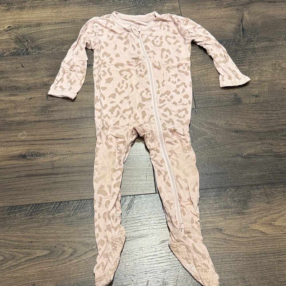 Kyte BABY Zip Footie - Blush Leopard